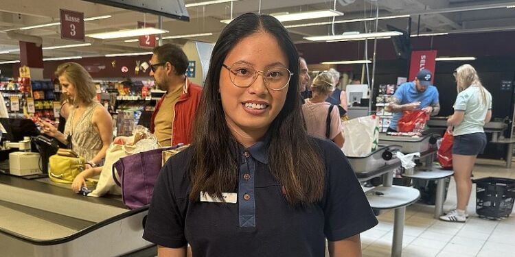 I de seks år, Karoline Christensen har arbejdet for SuperBrugsen i Løkken, har racistiske bemærkninger fra kunder været hverdag. Foto: TV2 Nord.