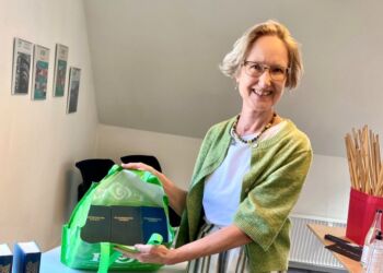 FOF forstander Kirsten E. Højrup: - Vi har stadig højskolesangbøger i 17. udgave til salg for 10 kr. pr. styk. Privatfoto