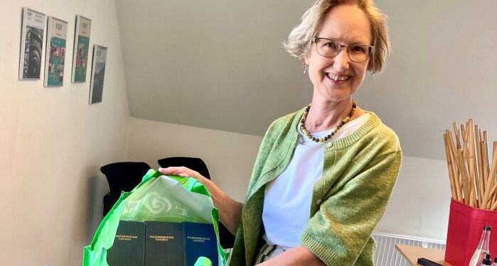 FOF forstander Kirsten E. Højrup: - Vi har stadig højskolesangbøger i 17. udgave til salg for 10 kr. pr. styk. Privatfoto