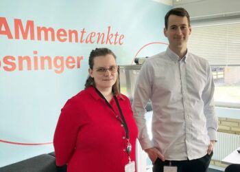 Kristine er, trods sine udfordringer ifm. diagnosen Aspergers syndrom, ansat på almindelige vilkår hos Statens Administration. Her står hun sammen med teamleder Simon Kirk Simoni Nielsen. Foto: Business Hjørring.