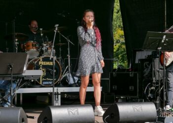 Det succesfulde lokale band "Tosse Mæ Musik" spiller i teltet. Arkivfoto fra "Den Bette Goe" i Tolne.