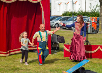Cirkus Trapez gav opvisning på plænen ved Vendelbocentret.