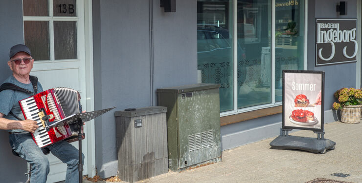 Svend Høholt spreder glæde i Sindal by med sang og musik.