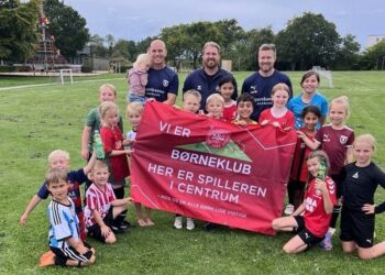 Martin Kirkholm Braun, Børneudviklingstræner Thomas Bunde, Michael Dahl Mathiasen fra DBU samt en masse glade fodboldbørn med DBU Børneklub banneret. Foto: LIUF.