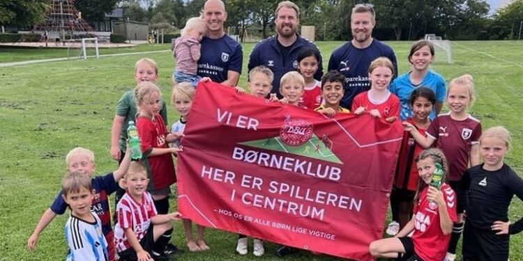 Martin Kirkholm Braun, Børneudviklingstræner Thomas Bunde, Michael Dahl Mathiasen fra DBU samt en masse glade fodboldbørn med DBU Børneklub banneret. Foto: LIUF.