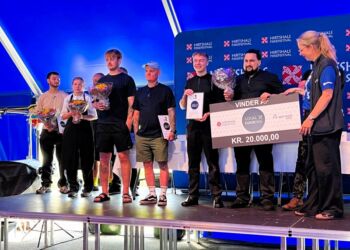 Koordinator Mette Skovsager overdrager vinderchecken til holdet fra Nam. Foto: Niels Skipper.