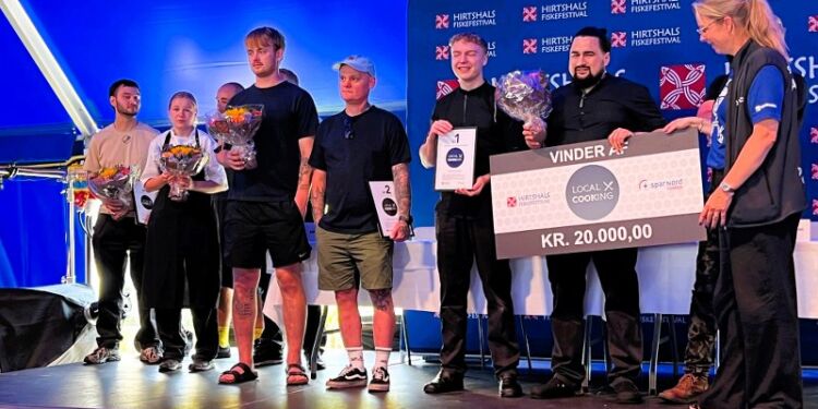 Koordinator Mette Skovsager overdrager vinderchecken til holdet fra Nam. Foto: Niels Skipper.