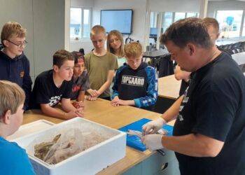 Gastrounderviser og køkkenchef Kennet Rune Hansen guider eleverne fra Lundergårdskolen på Nordsøen Fri Fagskole.