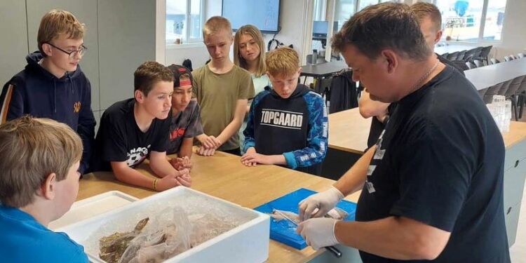 Gastrounderviser og køkkenchef Kennet Rune Hansen guider eleverne fra Lundergårdskolen på Nordsøen Fri Fagskole.