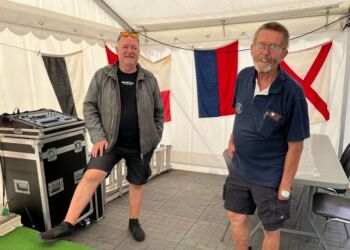 Jens Bambi og formand Poul Erik Frandsen i teltet hos Marineforeningen. Foto: Niels Skipper.