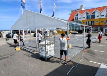 Teltet rejses med hiv og sving hos Marineforeningen foran Hirtshals Kro og Restaurant. Foto: Niels Skipper.