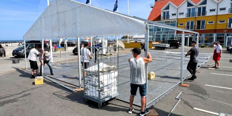 Teltet rejses med hiv og sving hos Marineforeningen foran Hirtshals Kro og Restaurant. Foto: Niels Skipper.