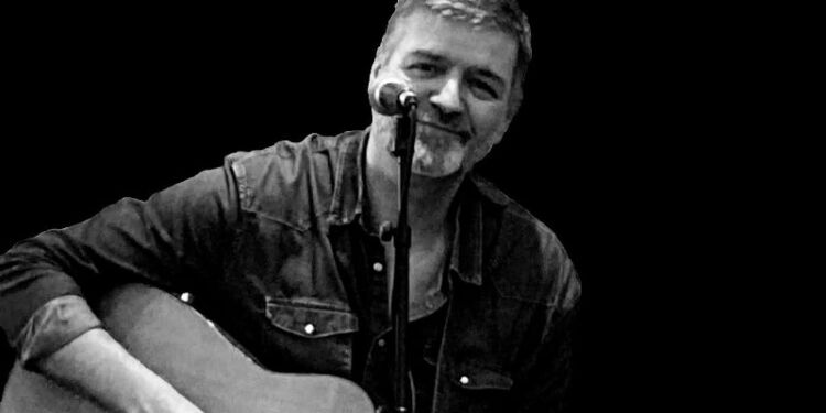 Hnerik Mølbjerg er den ene af de tre musikere i Kirkeklubben. Foto: Privat.