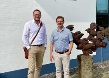 Michael Vendelbo og Morten Ovesen foran BDO i Hjørring. Foto: Privat.