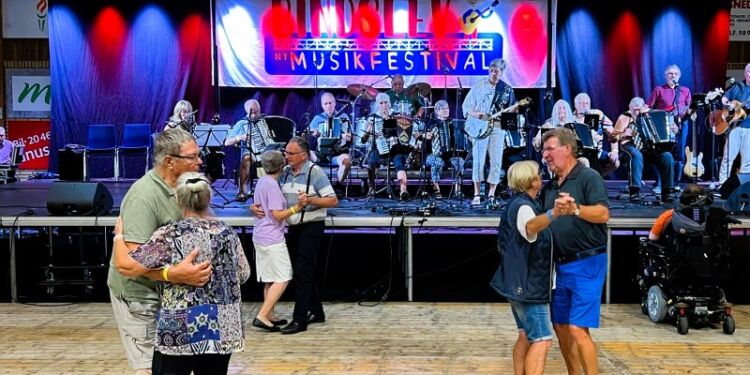 Efter spisningen gik der ikke lang tid, før de første gæster var på dansegulvet. Foto: Niels Skipper.