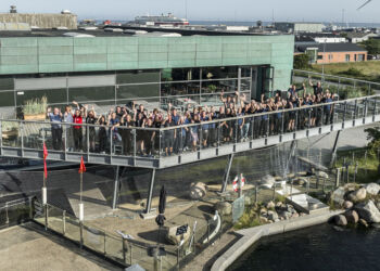 Ansatte på altanen hos Nordsøen Oceanarium. Foto: Nordsøen Oceanarium.
