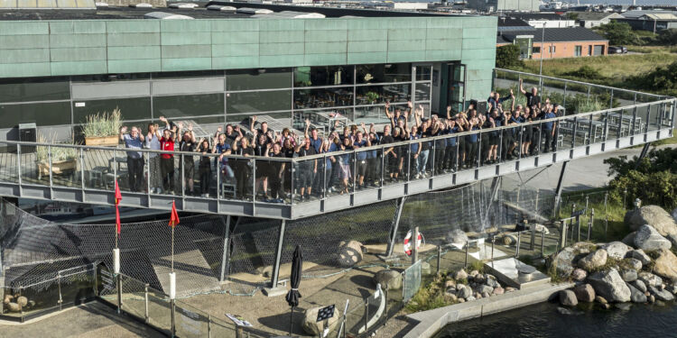 Ansatte på altanen hos Nordsøen Oceanarium. Foto: Nordsøen Oceanarium.