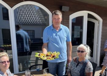 Kasper Normann Jensen serverede selv smørrebrødet hos normann's i Hirtshals. Foto: Privat.