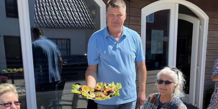 Kasper Normann Jensen serverede selv smørrebrødet hos normann's i Hirtshals. Foto: Privat.
