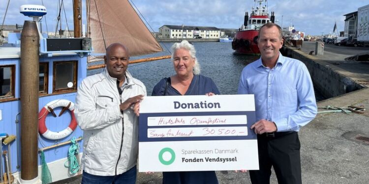 Peter Brix Kjelgaard og Lisbet Hvid Hermansen fra Hirtshals Operafestival og René Jensen fra Sparekassen Danmark. Foto: Privat.