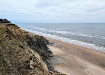Sandskred ved vestkysten er hyppige og farlige, som her ved Mårup Kirke.