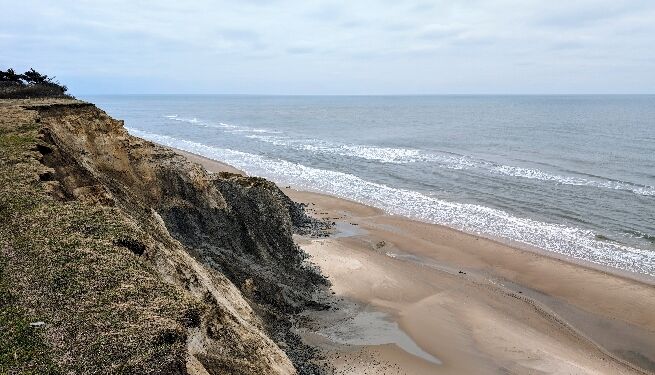 Sandskred ved vestkysten er hyppige og farlige, som her ved Mårup Kirke.