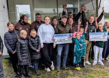 Selvom det var silende regnvejr, da overrækkelsen fandt sted, var humøret højt og taknemmeligheden stor for de store beløb.