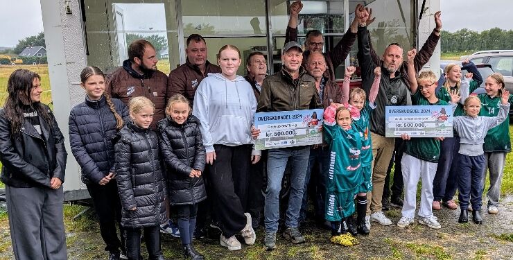Selvom det var silende regnvejr, da overrækkelsen fandt sted, var humøret højt og taknemmeligheden stor for de store beløb.