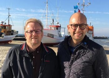Byrådsmedlem Børge Leif Bech og folketingspolitiker Rasmus Prehn på stranden i Løkken. Foto: Privat.