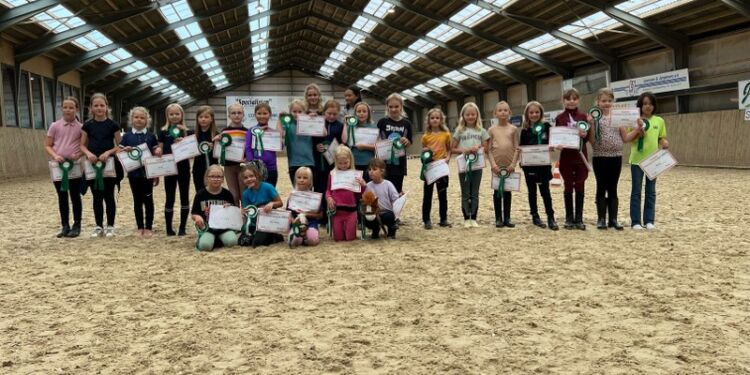 Deltagerne på den nyligt overståede sommerskole på Landlyst. Foto: Hirtshals Rideklub.