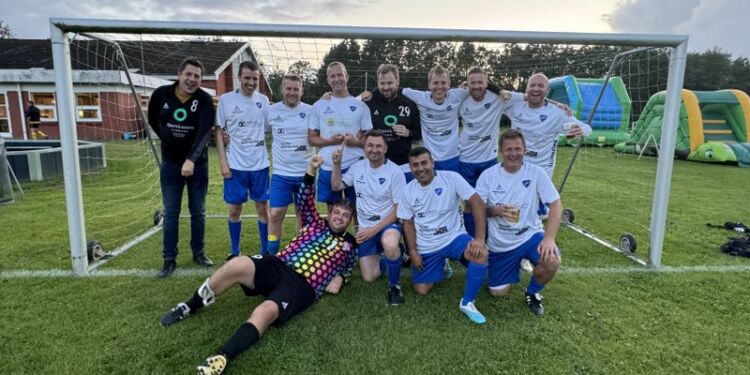 På billedet mangler Bjarke Dybro. Udover de 11 spillere er der stor tak til holdleder, elektriker Anders S. Møller. Foto: SHI.