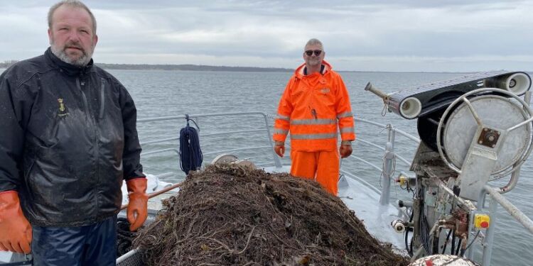 Billedet er taget i april, hvor Fiskerikontrollen opsamlede 1,5 km spøgelsesnet ved Båring Vig på Nordfyn. Foto: Fiskeristyrelsen.