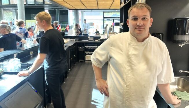 Leder af Teater Caféen på Vendsyssel Teater i Hjørring, Mathias Buus, byder sammen med musikforeningen Under Kniven  velkommen til Tapas & Toner. Foto (arkiv): Palle W. Nielsen