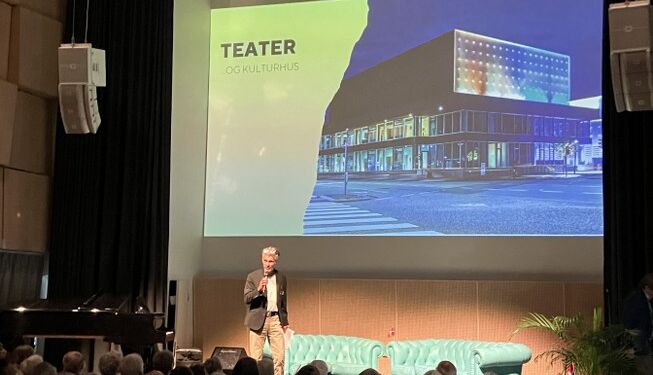 Teaterdirektør Rolf Heim på scenen i Musiksalen på Vendsyssel Teater. Foto (arkiv): Palle W. Nielsen.