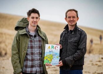 Rendeskide' og sokker i sandaler skal redde vendsysselsk kultur. Foto: TV2 Nord.