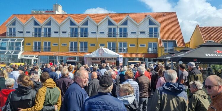 Rema 1000 havde inviteret til koncert med Johnny Hansen foran Hirtshals Kro & Restaurant. Foto: HHE.