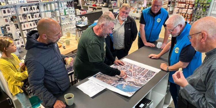 Claus Neve Olsen forklarer placeringen af køretøjerne for de frivillige ved Hirtshals Veterantræf. Foto: Niels Skipper.