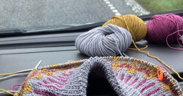 Holmberg Handel tilbringer meget tid på landevejen til og fra markeder og messer. Tiden går så godt med strikketøjet. Privatfoto