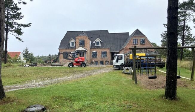 Den tidligere feriekoloni på Fyrrevej i Tversted er nu sandblæst og står foran en total-renovering. Foto: Palle W. Nielsen