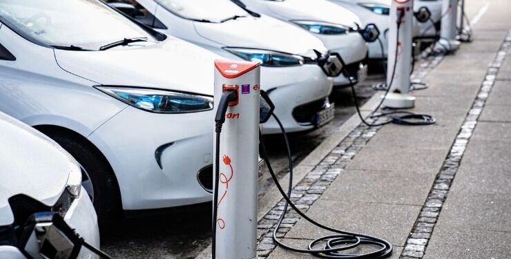 Er der i fremtiden kun parkeringspladser til elbiler, spørger Benny Risager. PR-foto.