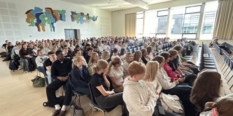 Alle elever på Hjørring Gymnasium er blevet undervist i AI af studerende fra Aalborg Universitet.