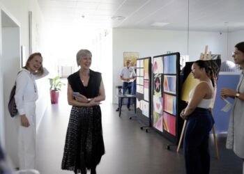 Kunster Lisbeth Eugenie Christensen og rektor Elsebeth Gabel Austin i samtale med billedkunstelev og billedkunstlærer Sarah Isaksen.