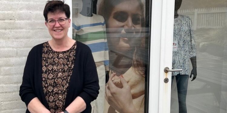 Butiksbestyrer Helle Mørk Rasch fra NY FORM i Lønstrup foran butikken. Foto: Privat.