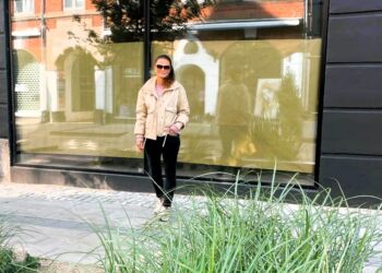 Christina Trans Kristensen foran det nye butikslokale i Strømgade. Foto: Privat.