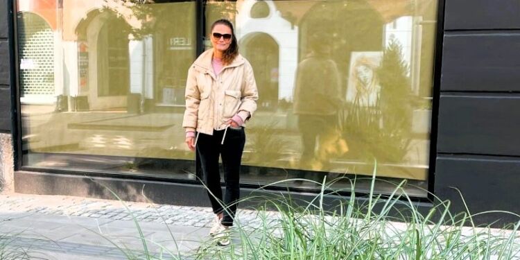 Christina Trans Kristensen foran det nye butikslokale i Strømgade. Foto: Privat.