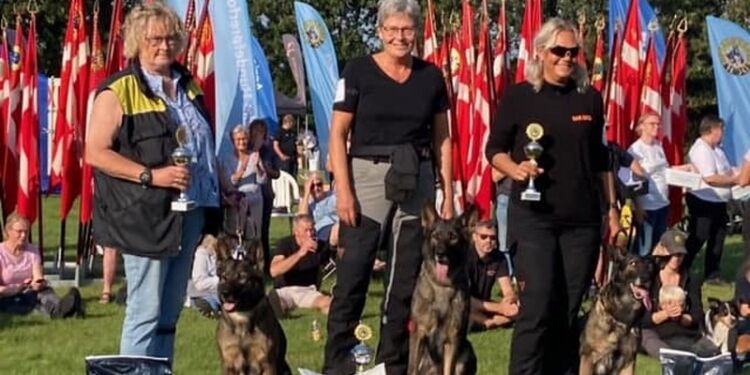 Liselotte Nielsen og schæferen Goa på sejrsskamlen ved DM.