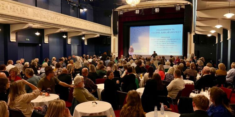 Formand Tom Kærgaard byder velkommen til lærerne på Vendelbohus. Foto: Niels Skipper.