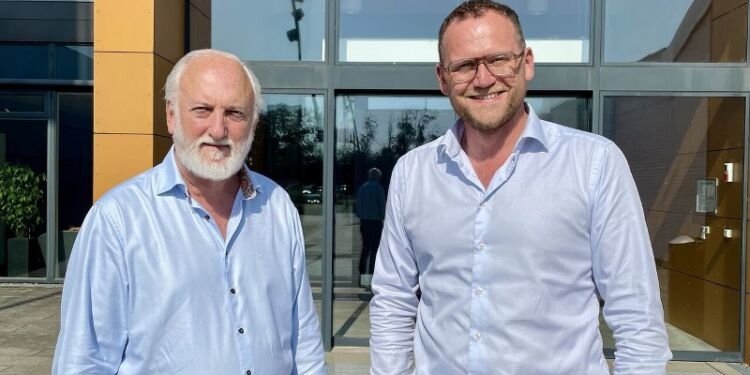 A. Neil Jacobsen og Michael Vendelbo foran indgangen til EUC Nord i Hjørring. Foto: Privat.
