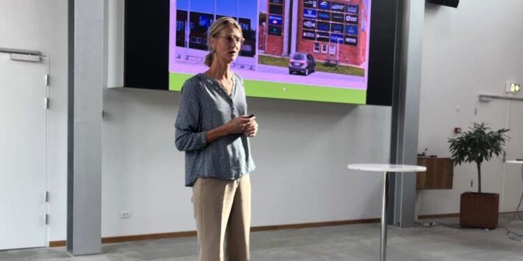 Direktør Hanne Kvist fortalte om Nordsøen Forskerpark for de fremmødte fra Erhverv Hjørring. Foto: Niels Chr. Jakobsen.