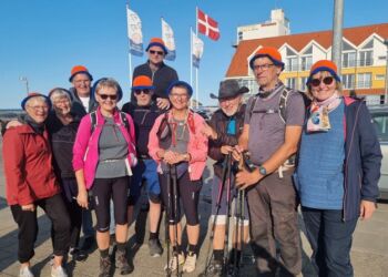Glade deltagere ved Folkevandringen Vendsyssel foreviges storsmilende på Den Grønne Plads. Foto: Inge Reenberg.